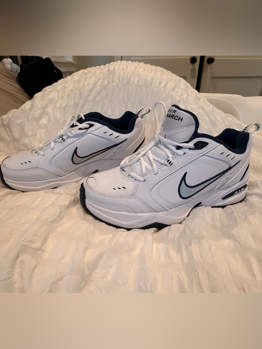 Nike Air Monarch Men’s White Navy Training Shoes size 9, brand new